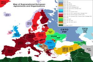 Eine Karte von Europa mit verschiedenen Farben, die Länder und ihre jeweiligen Vereinbarungen und Organisationen darstellen, begleitet von Text, der die Länder und beteiligten Länder nennt.