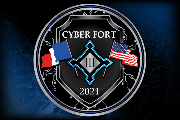 Das Cyber Fort III 2021-Logo auf einem tiefblauen Hintergrund, das die Texte und Flaggen der Vereinigten Staaten und Frankreichs in der Mitte zeigt, umgeben von einem schwarzen Rand.