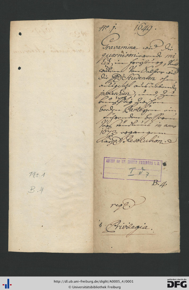 Offenes Buch mit handgeschriebenem Text auf altem Papier, das Wasserzeichen am unteren Rand aufweist, wahrscheinlich ein Dokument der Bundesrepublik Deutschland.