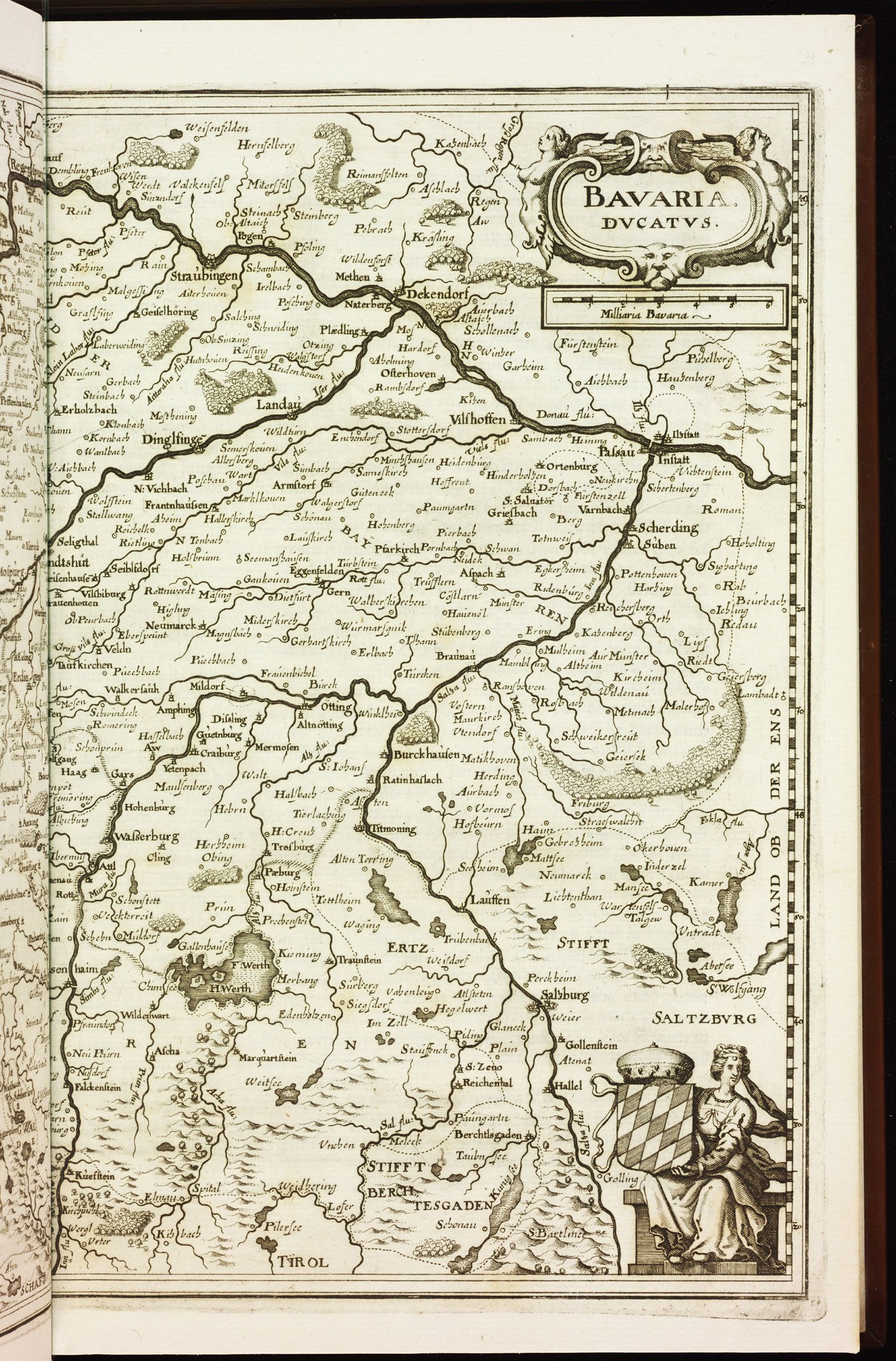 Offenes Buch mit detaillierter Karte von Bayern, einschließlich Städten, Dörfern, Flüssen und geografischen Merkmalen, mit begleitendem Text.