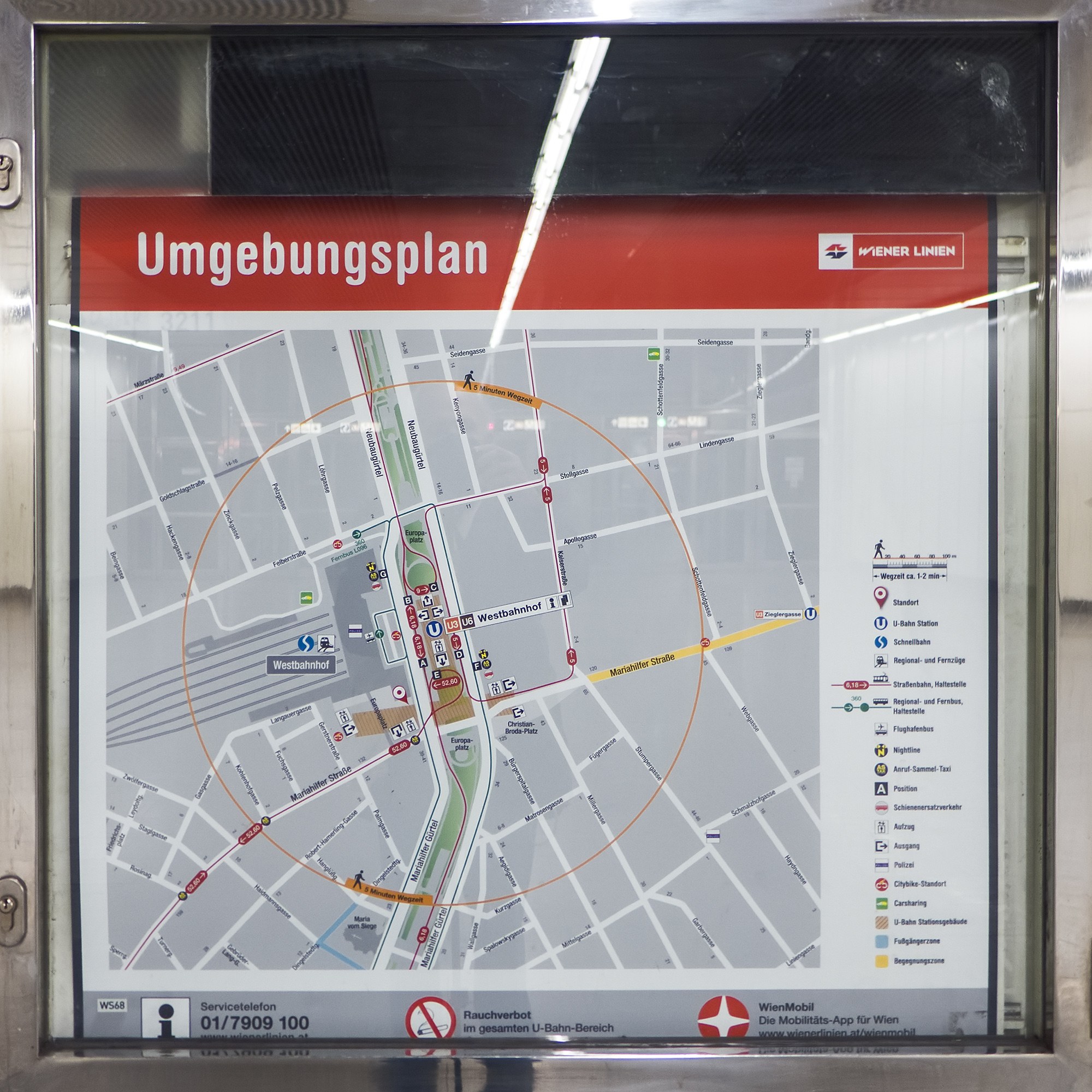 Karte des Münchner U-Bahn-Systems auf einer Glasplatte angezeigt, zeigt detaillierte Routen und Stadtübersicht.
