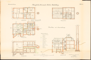 Altes Buch mit detaillierten Architekturplänen und Text, zeigt eine Zeichnung des ursprünglichen Plans für die Königliche Hermwerk Berlin-Baklberg.