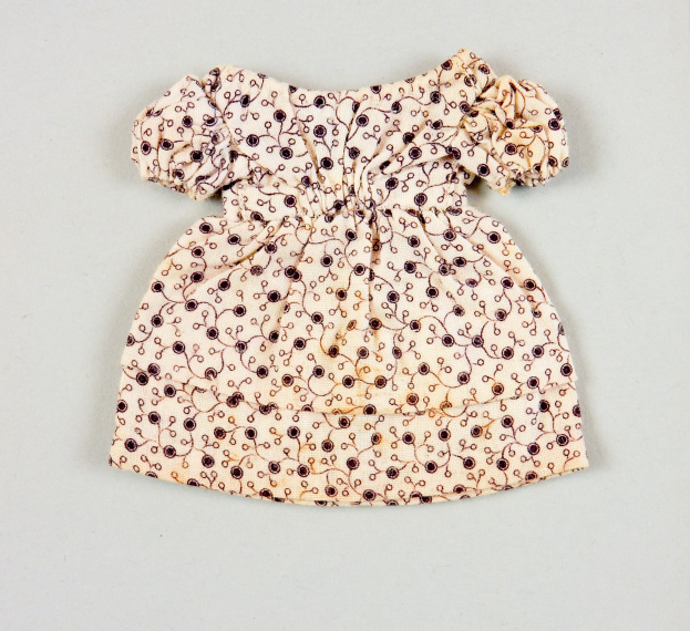 Weißes Kleid mit rundem Halsausschnitt, kurzen Ärmeln und einem langen Rock mit vollem Saum, das ein komplexes, farbenfrohes Muster aufweist, auf einem weißen Hintergrund.