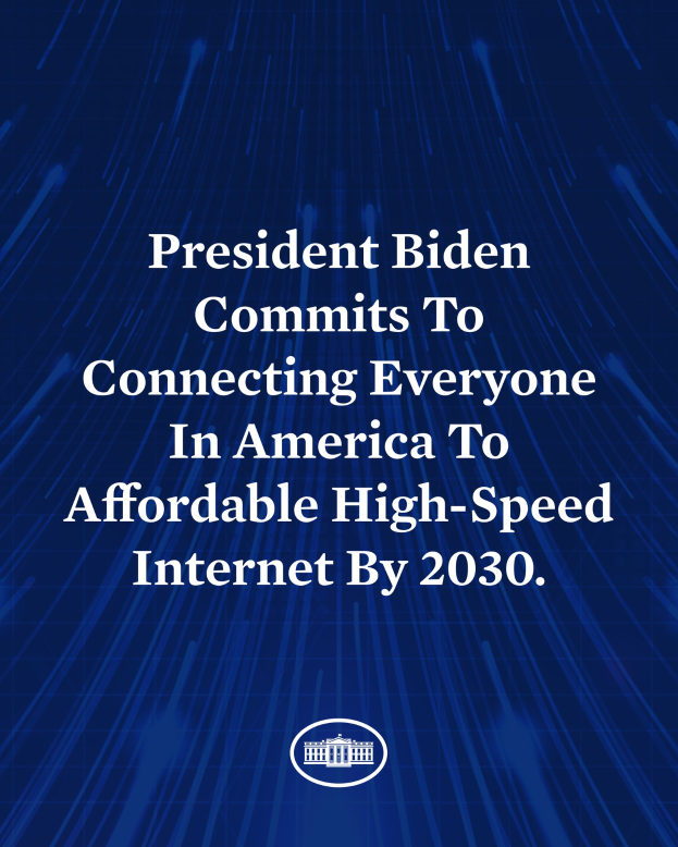 Ein blauer Hintergrund mit weißer zentrierter Schrift, die besagt: "Präsident Biden setzt sich dafür ein, bis 2030 jeden Amerikaner mit erschwinglichem High-Speed-Internet zu verbinden."