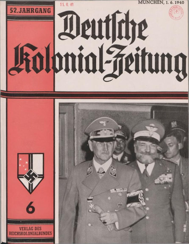 Titelbild einer 1940er-Ausgabe der 'Deutschen Kolonial-Zeitung' mit Adolf Hitler auf dem Cover, gehalten von einer Gruppe von Menschen mit Mützen.