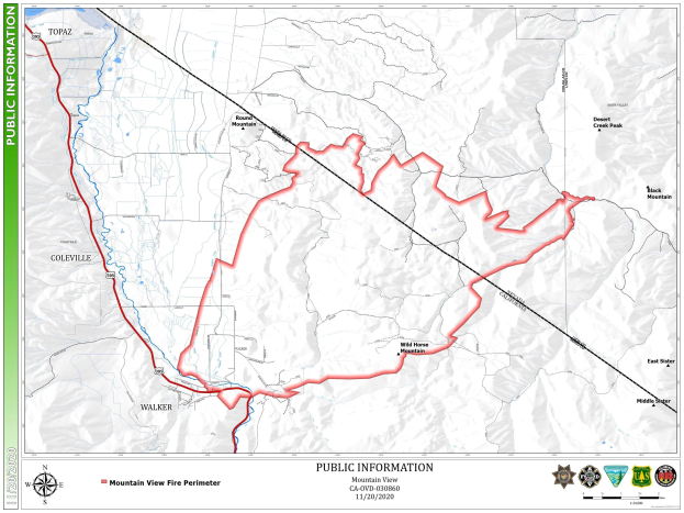 Detailierte Posterkarte eines geplanten Wanderwegs zu einem Berggipfel, einschließlich Route, Landmarken und unterstützender Text mit Logos.