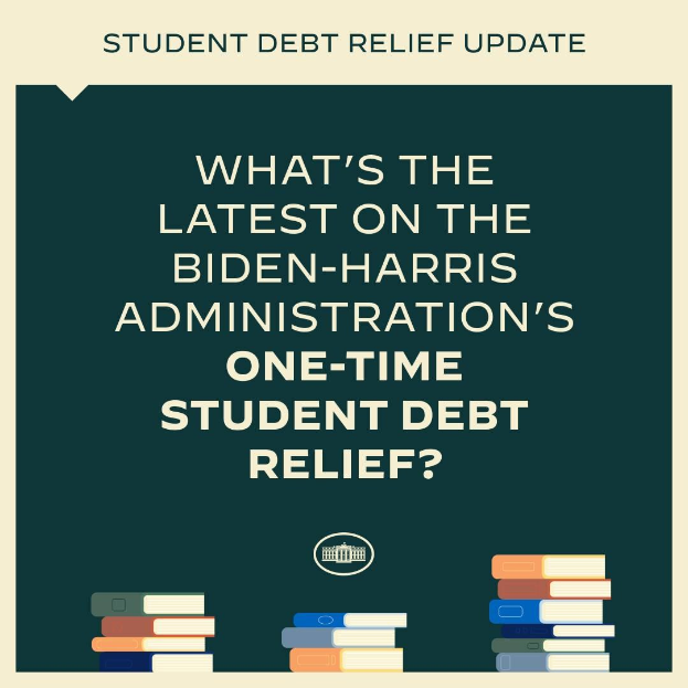 Plakat mit der Aufschrift "Was gibt es Neues zum einmaligen Studentenkredittilgungsprogramm der Biden-Harris-Regierung?" mit Büchern unten.