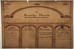 Ein altes Familienregister auf einem weißen Hintergrund mit handgeschriebenem Text über die Familiengeschichte.